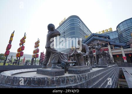 Luannan County, China - 16. Mai 2023: Skulpturen mit traditionellem chinesischen Charakter in einem Park, Nordchina Stockfoto