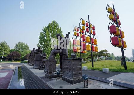 Luannan County, China - 16. Mai 2023: Skulpturen mit traditionellem chinesischen Charakter in einem Park, Nordchina Stockfoto