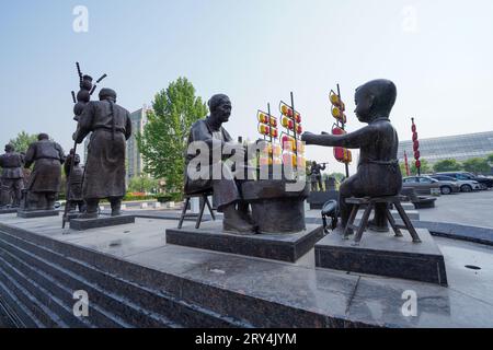 Luannan County, China - 16. Mai 2023: Skulpturen mit traditionellem chinesischen Charakter in einem Park, Nordchina Stockfoto