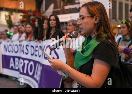 Madrid, Spanien. September 2023 28. Ein Demonstrant spricht die Anwesenden am Ende der feministischen Demonstration im Zentrum Madrids an. Anlässlich des Gedenkens an die globale Bewegung für die Entkriminalisierung der Abtreibung versammelten sich am Nachmittag des 28. September verschiedene feministische Plattformen und Verbände in Madrid. Sie tourten durch die Straßen des Zentrums der spanischen Hauptstadt. Quelle: SOPA Images Limited/Alamy Live News Stockfoto