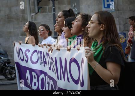 Madrid, Spanien. September 2023 28. Eine Gruppe von Frauen hält während der feministischen Demonstration ein Banner. Anlässlich des Gedenkens an die globale Bewegung für die Entkriminalisierung der Abtreibung versammelten sich am Nachmittag des 28. September verschiedene feministische Plattformen und Verbände in Madrid. Sie tourten durch die Straßen des Zentrums der spanischen Hauptstadt. Quelle: SOPA Images Limited/Alamy Live News Stockfoto