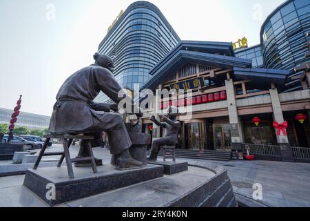 Luannan County, China - 16. Mai 2023: Skulpturen mit traditionellem chinesischen Charakter in einem Park, Nordchina Stockfoto