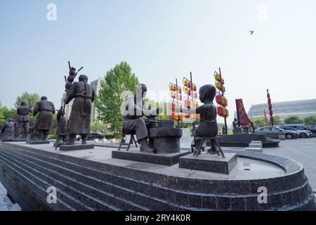 Luannan County, China - 16. Mai 2023: Skulpturen mit traditionellem chinesischen Charakter in einem Park, Nordchina Stockfoto