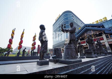 Luannan County, China - 16. Mai 2023: Skulpturen mit traditionellem chinesischen Charakter in einem Park, Nordchina Stockfoto