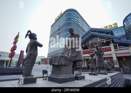 Luannan County, China - 16. Mai 2023: Skulpturen mit traditionellem chinesischen Charakter in einem Park, Nordchina Stockfoto