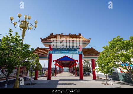 Luannan County, China - 18. Mai 2023: Memorial Archway of Agricultural Demonstration Park, Nordchina Stockfoto