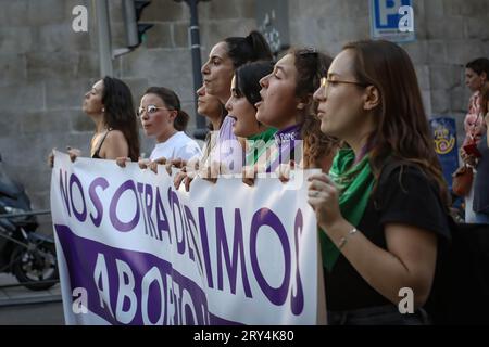 Madrid, Spanien. September 2023 28. Eine Gruppe von Frauen hält während der feministischen Demonstration ein Banner. Anlässlich des Gedenkens an die globale Bewegung für die Entkriminalisierung der Abtreibung versammelten sich am Nachmittag des 28. September verschiedene feministische Plattformen und Verbände in Madrid. Sie tourten durch die Straßen des Zentrums der spanischen Hauptstadt. (Foto: David Canales/SOPA Images/SIPA USA) Credit: SIPA USA/Alamy Live News Stockfoto