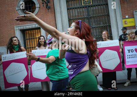 Madrid, Spanien. September 2023 28. Eine Demonstrantin hebt ihren Arm und ermutigt die Demonstranten während der feministischen Demonstration mit einem Mikrofon. Anlässlich des Gedenkens an die globale Bewegung für die Entkriminalisierung der Abtreibung versammelten sich am Nachmittag des 28. September verschiedene feministische Plattformen und Verbände in Madrid. Sie tourten durch die Straßen des Zentrums der spanischen Hauptstadt. (Foto: David Canales/SOPA Images/SIPA USA) Credit: SIPA USA/Alamy Live News Stockfoto