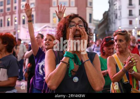 Madrid, Spanien. September 2023 28. Ein Demonstrant schreit feministische Parolen während der Demonstration im Zentrum Madrids. Anlässlich des Gedenkens an die globale Bewegung für die Entkriminalisierung der Abtreibung versammelten sich am Nachmittag des 28. September verschiedene feministische Plattformen und Verbände in Madrid. Sie tourten durch die Straßen des Zentrums der spanischen Hauptstadt. (Foto: David Canales/SOPA Images/SIPA USA) Credit: SIPA USA/Alamy Live News Stockfoto