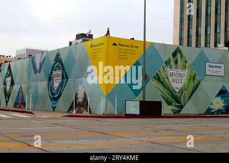 Beverly Hills, Kalifornien - September 2023: Die U-Bahn-Station Wilshire/Rodeo D Line wird derzeit gebaut. Dieses Projekt soll 2025 in Betrieb genommen werden Stockfoto