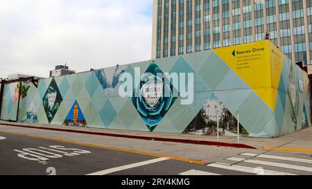 Beverly Hills, Kalifornien - September 2023: Die U-Bahn-Station Wilshire/Rodeo D Line wird derzeit gebaut. Dieses Projekt soll 2025 in Betrieb genommen werden Stockfoto