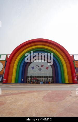 Qian'an City, China - 20. Mai 2023: Die architektonische Landschaft von Rubik's Cube im Tianyuan Valley Park. Stockfoto