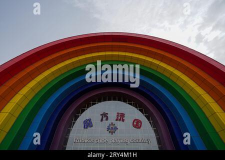 Qian'an City, China - 20. Mai 2023: Die architektonische Landschaft von Rubik's Cube im Tianyuan Valley Park. Stockfoto