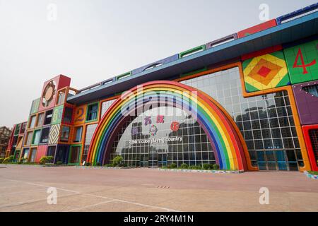 Qian'an City, China - 20. Mai 2023: Die architektonische Landschaft von Rubik's Cube im Tianyuan Valley Park. Stockfoto