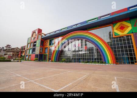 Qian'an City, China - 20. Mai 2023: Die architektonische Landschaft von Rubik's Cube im Tianyuan Valley Park. Stockfoto