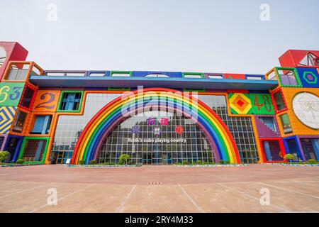 Qian'an City, China - 20. Mai 2023: Die architektonische Landschaft von Rubik's Cube im Tianyuan Valley Park. Stockfoto