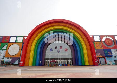 Qian'an City, China - 20. Mai 2023: Die architektonische Landschaft von Rubik's Cube im Tianyuan Valley Park. Stockfoto