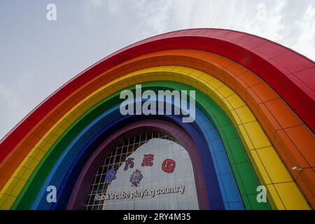 Qian'an City, China - 20. Mai 2023: Die architektonische Landschaft von Rubik's Cube im Tianyuan Valley Park. Stockfoto