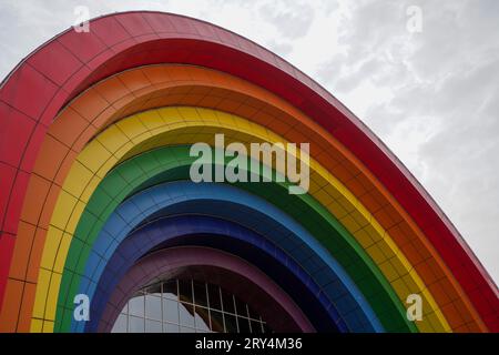 Qian'an City, China - 20. Mai 2023: Die architektonische Landschaft von Rubik's Cube im Tianyuan Valley Park. Stockfoto