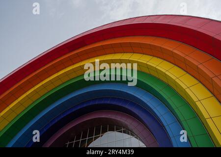 Qian'an City, China - 20. Mai 2023: Die architektonische Landschaft von Rubik's Cube im Tianyuan Valley Park. Stockfoto