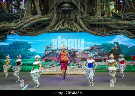 Qian'an City, China - 20. Mai 2023: Akrobatische Performance im Park. Stockfoto