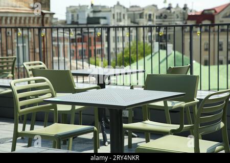 Café im Beobachtungsbereich. Tische und Stühle auf der Terrasse vor der wunderschönen Stadtlandschaft Stockfoto