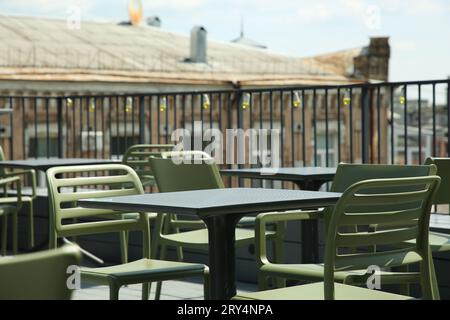 Café im Beobachtungsbereich. Tische und Stühle auf der Terrasse vor der wunderschönen Stadtlandschaft Stockfoto