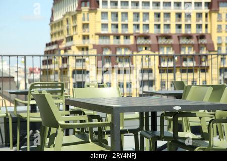 Café im Beobachtungsbereich. Tische und Stühle auf der Terrasse vor der wunderschönen Stadtlandschaft Stockfoto