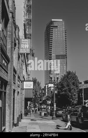 Schwarz-weiß-Bild der Straßen der Innenstadt mit dem Ritz-Carlton Hotel im Hintergrund Stockfoto