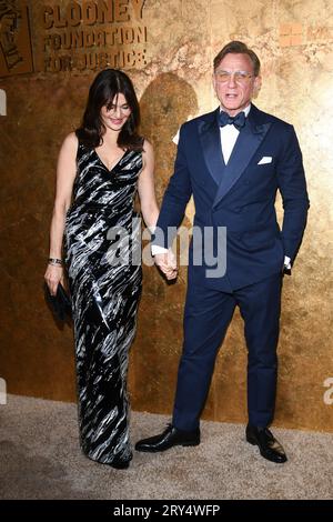 New York, USA. September 2023 28. Rachel Weisz und Daniel Craig auf dem roten Teppich bei der Veranstaltung der Clooney Foundation for Justice zu Ehren mutiger Verteidiger der Justiz in den Albies, veranstaltet von Amal und George Clooney und dem Präsidenten der Ford Foundation, Darren Walker, die am 28. September 2023 in der New York Public Library stattfand. (Foto: Anthony Behar/SIPA USA) Credit: SIPA USA/Alamy Live News Stockfoto