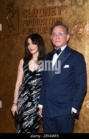 New York, USA. September 2023 28. Rachel Weisz und Daniel Craig auf dem roten Teppich bei der Veranstaltung der Clooney Foundation for Justice zu Ehren mutiger Verteidiger der Justiz in den Albies, veranstaltet von Amal und George Clooney und dem Präsidenten der Ford Foundation, Darren Walker, die am 28. September 2023 in der New York Public Library stattfand. (Foto: Anthony Behar/SIPA USA) Credit: SIPA USA/Alamy Live News Stockfoto