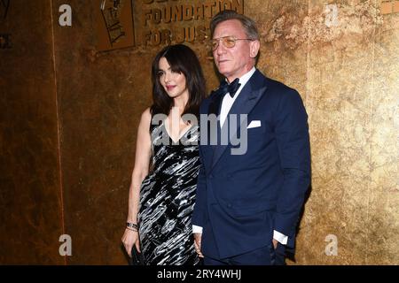 New York, USA. September 2023 28. Rachel Weisz und Daniel Craig auf dem roten Teppich bei der Veranstaltung der Clooney Foundation for Justice zu Ehren mutiger Verteidiger der Justiz in den Albies, veranstaltet von Amal und George Clooney und dem Präsidenten der Ford Foundation, Darren Walker, die am 28. September 2023 in der New York Public Library stattfand. (Foto: Anthony Behar/SIPA USA) Credit: SIPA USA/Alamy Live News Stockfoto