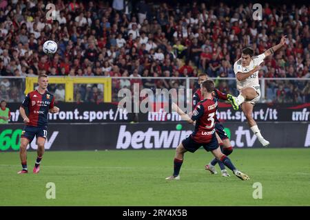 Genua, Italien. September 2023 28. Albert Gudmundsson von Genua CFC sieht Paulo Dybala von AS Roma über Berkan Kutlu und Morton Frendrup von Genua CFC springen, um während des Spiels der Serie A bei Luigi Ferraris in Genua einen Torschuss abzufeuern. Auf dem Bild sollte stehen: Jonathan Moscrop/Sportimage Credit: Sportimage Ltd/Alamy Live News Stockfoto