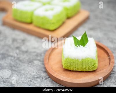 Putri Ayu ist ein süßer grüner Kuchen mit geriebener Kokosnuss, ein beliebtes indonesisches traditionelles Essen Stockfoto