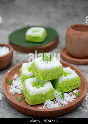 Putri Ayu ist ein süßer grüner Kuchen mit geriebener Kokosnuss, ein beliebtes indonesisches traditionelles Essen Stockfoto