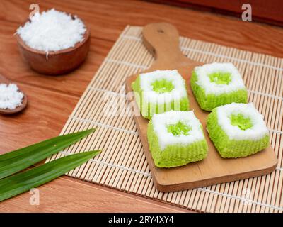 Putri Ayu ist ein süßer grüner Kuchen mit geriebener Kokosnuss, ein beliebtes indonesisches traditionelles Essen Stockfoto