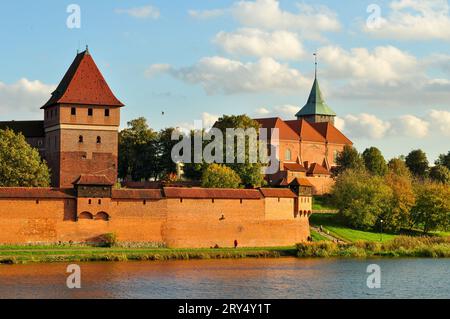 Malbork Castle (Burg des Deutschen Ordens in Malbork) von über dem Fluss Nogat an einem ruhigen sonnigen Herbstnachmittag im Jahr 2012. Malbork, Polen. Stockfoto