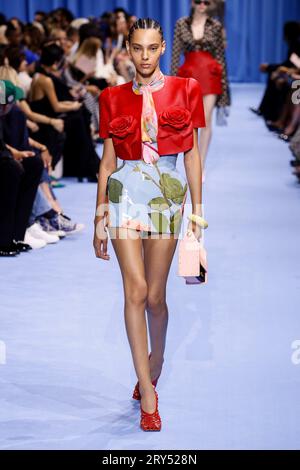 Paris, Frankreich. September 2023 27. BALMAIN Frühjahr/Sommer 2024 Laufsteg während der Paris Fashion Week am 2023. September - Paris; Frankreich 27/09/2023 Credit: dpa/Alamy Live News Stockfoto