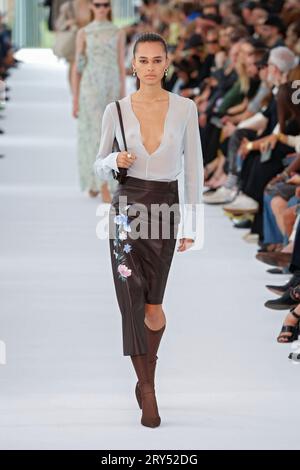 Paris, Frankreich. September 2023 28. GIVENCHY Frühjahr/Sommer 2024 Laufsteg während der Paris Fashion Week am 2023. September - Paris; Frankreich 28/09/2023 Credit: dpa/Alamy Live News Stockfoto