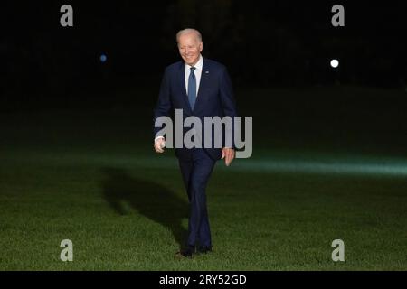 US-Präsident Joe Biden spaziert auf dem South Lawn des Weißen Hauses, nachdem er mit Marine One in Washington, DC, USA zurückgekehrt ist. September 2023 28. Biden kehrt von einer Reise nach Michigan, Kalifornien und Arizona zurück. Quelle: SIPA USA/Alamy Live News Stockfoto