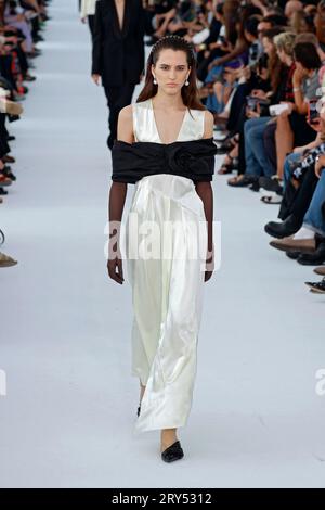 Paris, Frankreich. September 2023 28. GIVENCHY Frühjahr/Sommer 2024 Laufsteg während der Paris Fashion Week am 2023. September - Paris; Frankreich 28/09/2023 Credit: dpa/Alamy Live News Stockfoto