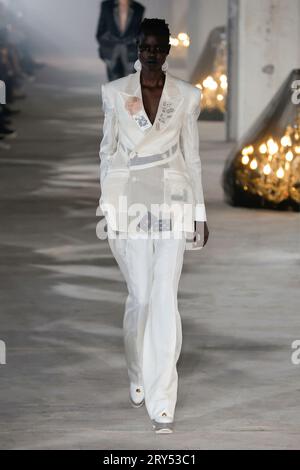 Paris, Frankreich. September 2023 27. UNDERCOVER Frühjahr/Sommer 2024 Laufsteg während der Paris Fashion Week am 2023. September - Paris; Frankreich 27/09/2023 Credit: dpa/Alamy Live News Stockfoto