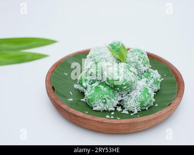 Kue Klepon ist ein traditionelles indonesisches Lebensmittel, das aus Reismehl mit braunem Zucker hergestellt wird Stockfoto