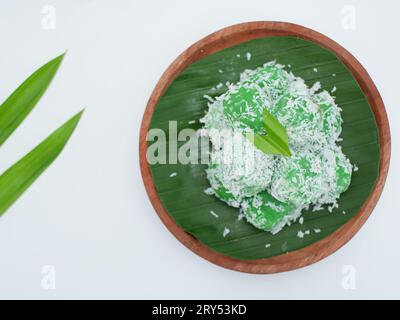 Kue Klepon ist ein traditionelles indonesisches Lebensmittel, das aus Reismehl mit braunem Zucker hergestellt wird Stockfoto