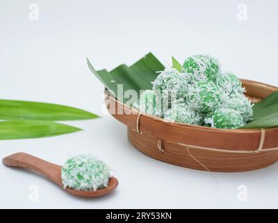 Kue Klepon ist ein traditionelles indonesisches Lebensmittel, das aus Reismehl mit braunem Zucker hergestellt wird Stockfoto