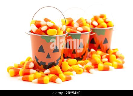 Zinn Kürbis Jack O Laterne Eimer gefüllt mit Candy Corn isoliert auf einem weißen Hintergrund Stockfoto