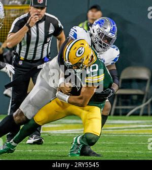 Green Bay, Usa. September 2023 28. Jordan Love, Quarterback der Green Bay Packers, wird von den Detroit Lions Isiah Buggs während ihres NFL-Spiels am 28. September 2023 im Lambeau Field in Green Bay, Wisconsin, in Angriff genommen. Foto von Tannen Maury/UPI Credit: UPI/Alamy Live News Stockfoto