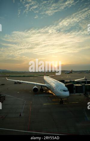 Sonnenaufgang am Incheon International Airport parkten Asiana Airlines Flugzeuge vor den Toren. Morgengrauen am Flughafen. Stockfoto