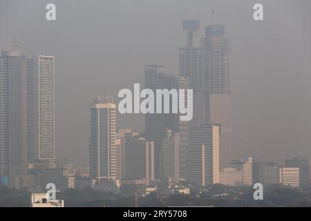 Jakarta, Indonesien - 23. September 2023: Luftverschmutzung in Jakarta, der Hauptstadt Indonesiens. Stockfoto