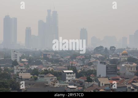 Jakarta, Indonesien - 23. September 2023: Luftverschmutzung in Jakarta, der Hauptstadt Indonesiens. Stockfoto